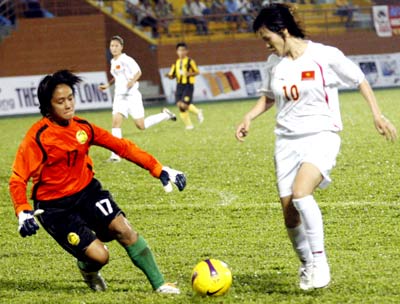 Nữ Việt Nam trút 11 bàn thắng vào lưới Malaysia 